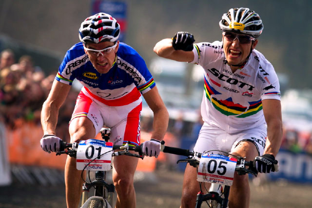 Nino Schurter by mohl dávat lekce, jak být dobrým spurtérem. Třikrát po sobě v cílové finiši porazil Juliena Absalona!