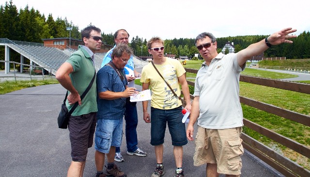Zleva: Svorada, Brynych, f penosku, Jan Skika a reisr Karel Jonk