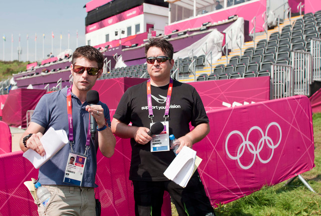 Komentátoři olympijského závodu horských kol Dan Jarvis a Chris Furber