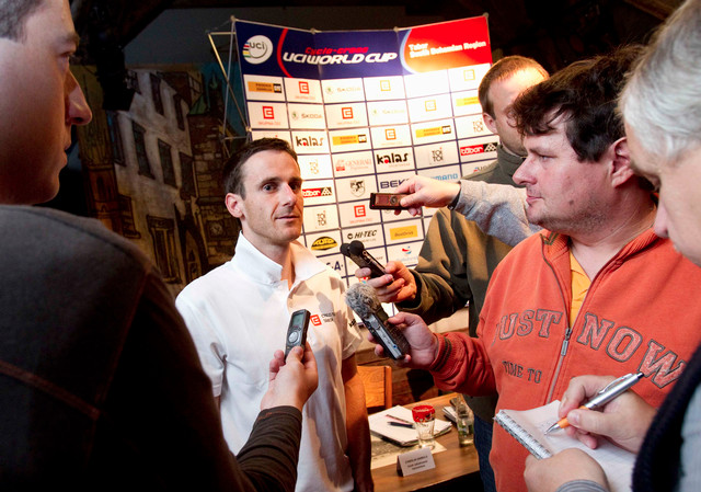 Martin Bna v zajet novin na tiskov konferenci ke Svtovmu pohru cyklokrosa v Tboe 2012