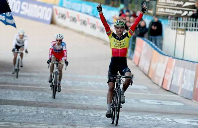 Sven Nys vítězí ve čtvrtém závodě Světového poháru cyklokrosařů v Roubaix 2012