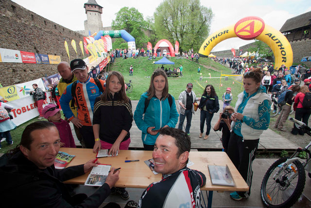 Jirka Ježek a Bart Brentjens při autogramiádě na Author Šela Marathonu 2013