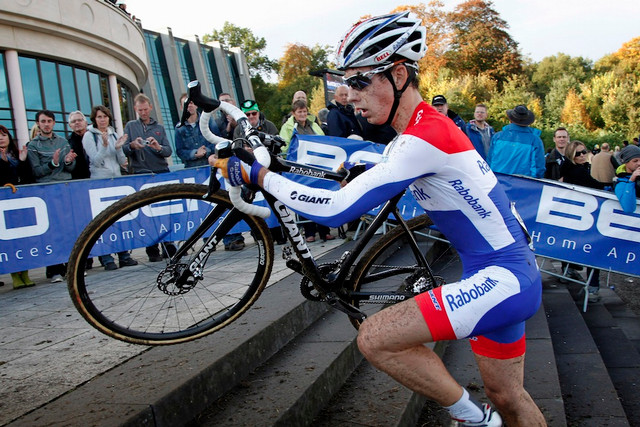 Lars van der Haar vítězí v úvodním závodě SP cyklokrosařů v nizozemském Valkenburgu. Jako vůbec první závodník na kotoučových brzdách!