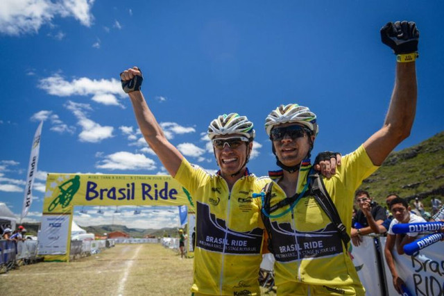 Brasil Ride 2013: vítězná dvojice domácích bikerů