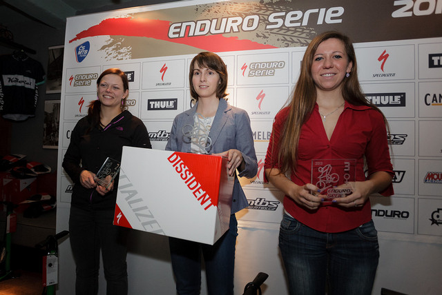 Nejlepší tři ženy Specialized Enduro Série 2013 na vyhlašování výsledků v Koloniál pubu