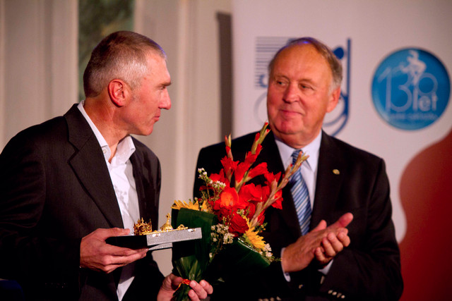Krl cyklistiky 2013 - Roman Kreuziger st. pebral cenu za syna Romana