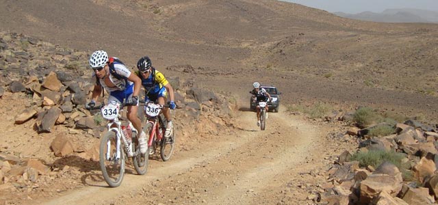 Spurt dvou eskch biker o prvn etapov vtzstv. Tak zaal bikov etapk Nissan Titan Desert 2010 v Maroku ...