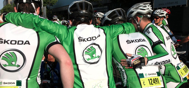 Tisce cyklist vyraz na zvod koda Cycling Challenge 2011. Do sedel se vyhoupnou zdatn sportovci i rekrean jezdci...
