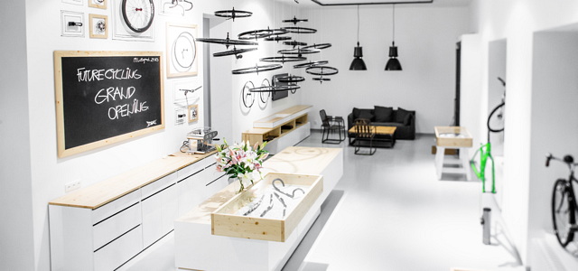 Jak komponenty, takov showroom, ekl si Kristin Hynek a otevel Future Cycling Bike&amp;Coffee ...