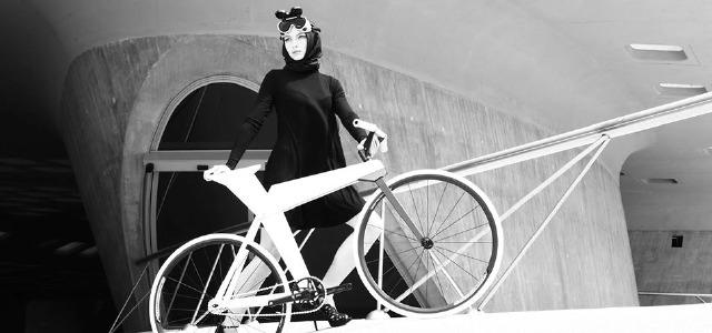 Fotograf Kai Stuht stoj za fotografiemi v kalendi Cyclepassion 2016. Mn sexy pozic znmch cyklistek, draz na kola. Co mu kte vy?