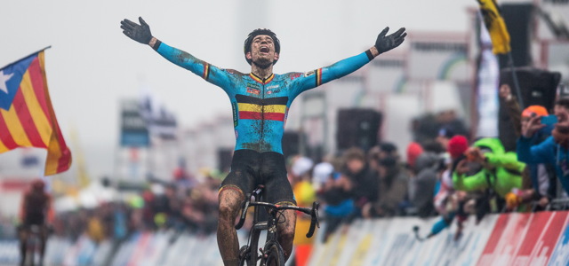 Belgie js, cyklokrosovm mistrem svta se stal vZolderu Wout van Aert. Jednadvacetilet borec zskal svj prvn velk titul.