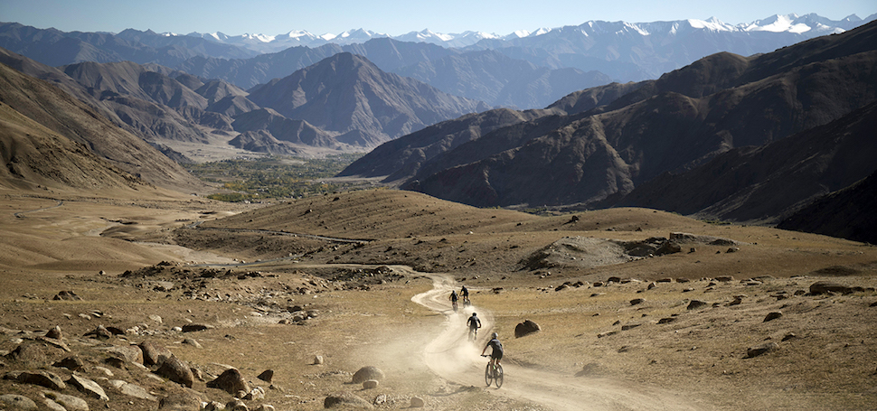 Dokument Catching Breath zachycuje nov rychlostn cyklistick rekord Bartosze Huzarskiho na jedn z nejve poloench silnic svta v Himalji...