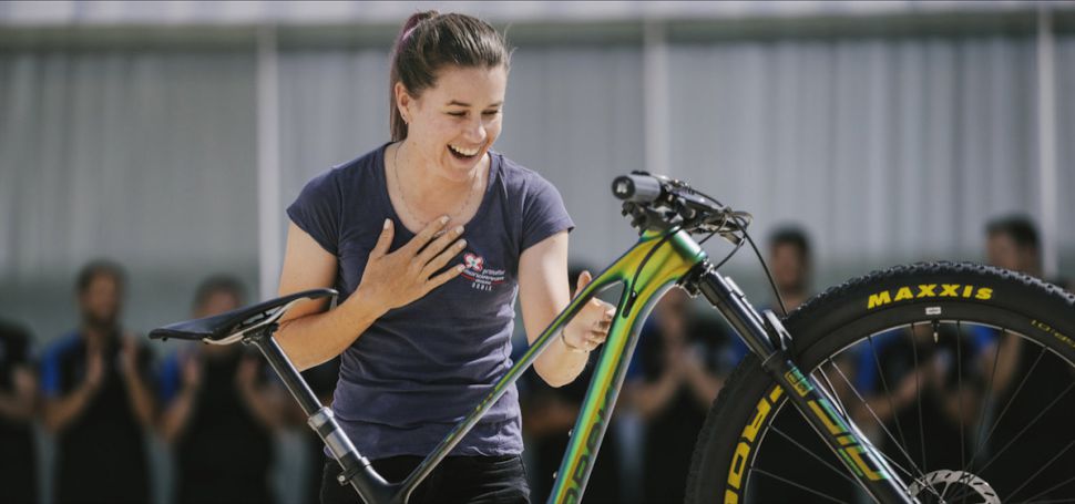 Souasn jednika ebku UCI a Svtovho pohru Australanka Rebecca McConnell dostala od svho tmu speciln vyveden bike...