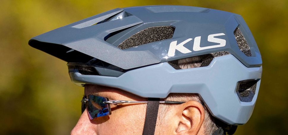 Mrknte na to, jak vypad nejnovj a nejdostupnj trailov helma od slovensk znaky KLS...