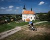 Podkrkono�sk� maraton 2009 - kostel a p��mo poh�dkov� krajina v Konecchlum�