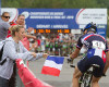 Pauline Prevot pod�v� vlajku druh�mu Trarieuxovi