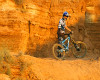 Gee Atherton se nelib� d�v� na hranu, kterou nemohl p�esko�it