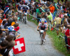 Nino Schurter a Jaroslav Kulhav� se pokou�ej� odpoutat od soupe��