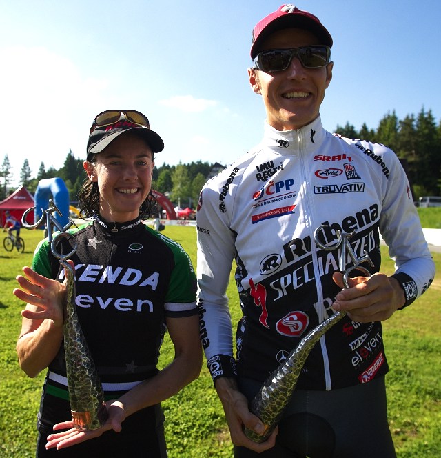 Mary McConneloug a Jaroslav Kulhav s cenami od umleckho kove Michala Bednaka