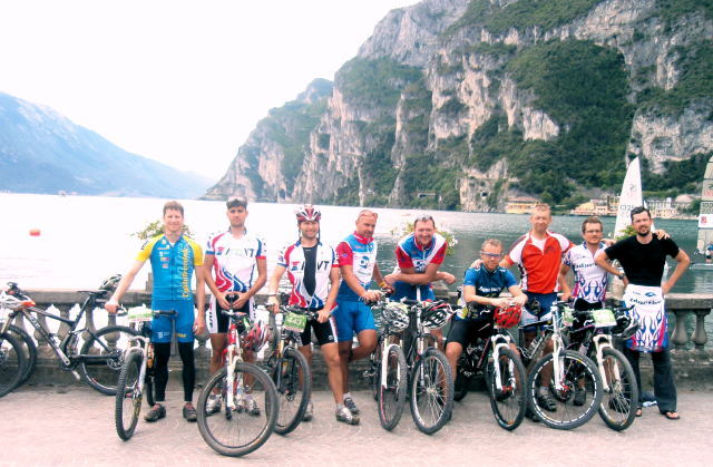Češi na Transalpu 2010, zleva: Tuček, Havel, Michal, Pibyl, Sýkora, Kavan, Přibyl, Dostálek, Kačena.