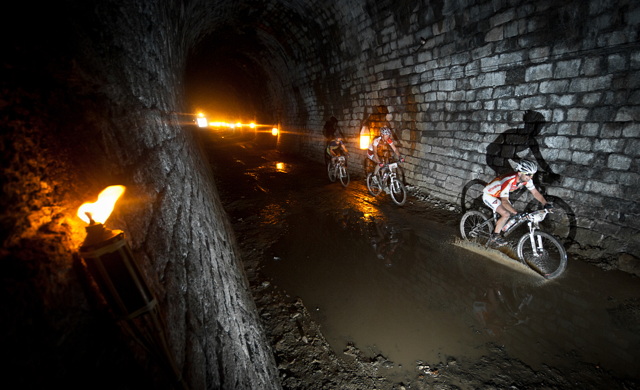 Bikeři projíždí tunelem Slavíč 