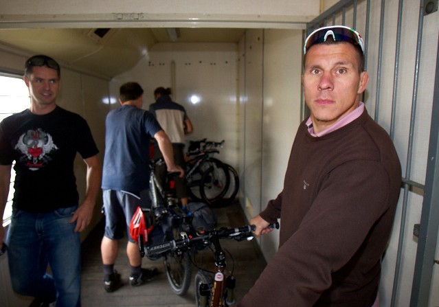 Va�ek a Martin si ukl�daj� kola do p�istaven�ho vagonu