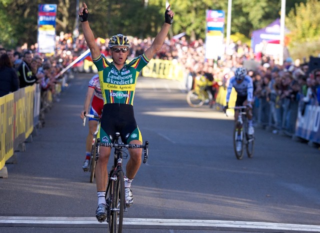 Sven Nijs vítězí v závodě Světového poháru cyklokrosařů v Plzni 2011