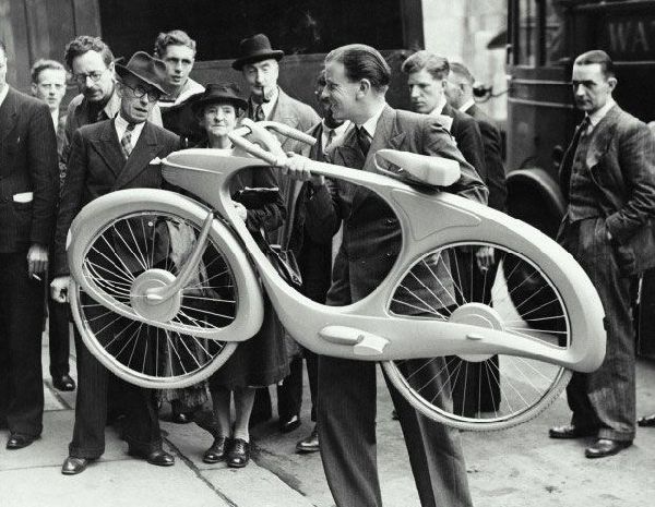 Nkdy prototypm trv ponkud dle, ne se dostanou do sriov produkce. Bowden Spacelander byl navren u vroce 1946, vyrbt se vak zaal a vroce 1960. I tak tento e-bike pedbhl dobu o nkolik desetilet, bohuel vak jeho vroba netrvala dlouho. 