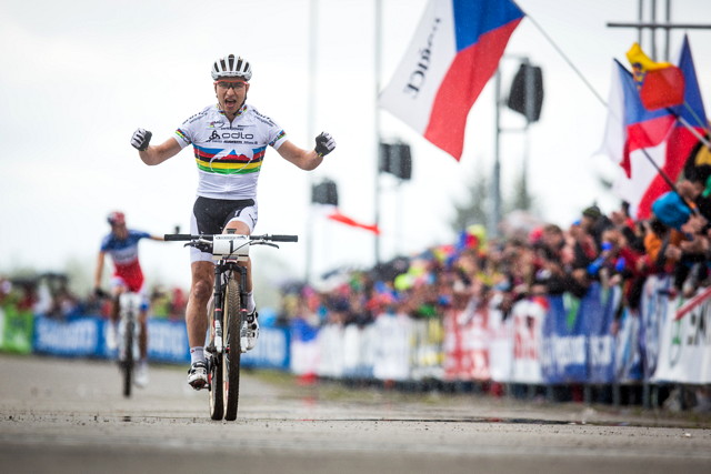 Nino Schurter vítězí ve 2. závodě Světového poháru MTB v Novém Městě na Moravě