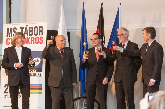 Slavnostn ppitek na Tbor 2015, zleva: Ji Fier, estmr Kala, starosta Hoogerheide, Brian Cookson a Marian tetina