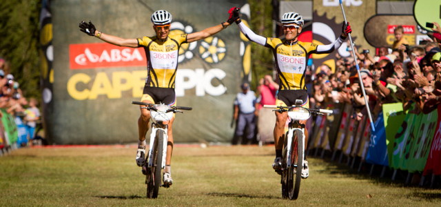 Jihoafricko-švýcarská dvojice zopakovala triumf na největším bikovém etapáku světa. Do cíle dojeli i Češi...