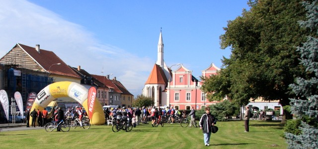 Plzeňský biker poctil svou účastí Galaxy Kenda Soběslavský maraton a dle papírových předpokladů i vyhrál. Ženám vládla Kája Polívková.