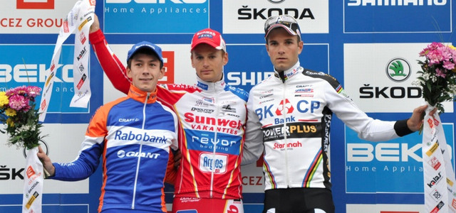 První kolo Světového poháru cyklokrosařů v Táboře skončilo třemi triumfy Nizozemců a jedním belgickým. Češi dosáhli, zásluhou juniora Pokorného, na jednu medaili...