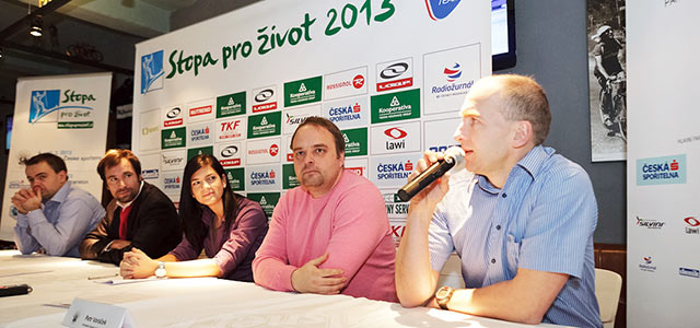 Za přítomnosti novinářů se v pražské restauraci Koloniál uskutečnila tisková konference běžeckého seriálu Stopa pro život...