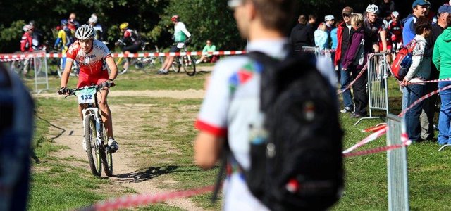 Desátý ročník závodu CEP Královéhradecká 50 se po několika ročnících startujících v Hořicích vrátil zpět ke svým kořenům. Start i cíl byl u rybníka Biřička v Hradci Králové.