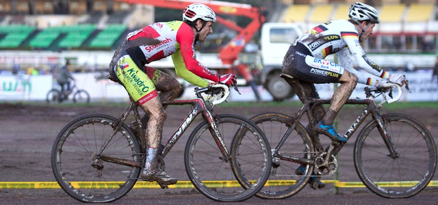 Předposlední díl světového poháru cyklokrosařů se odehrál na bahně v Římě. Junior Ťoupalík se vítězstvím dostal do čela SP, Bína sahal na medaili....