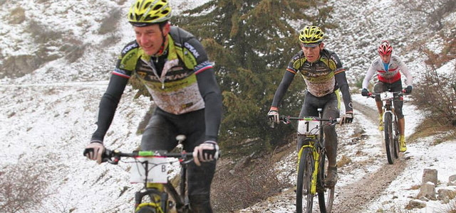 Ani letos se etapovému závodu Andalucía Bike Race nevyhnula zima a sníh. I přes drobný technický problém dojel český biker Hynek se svým parťákem druhý...