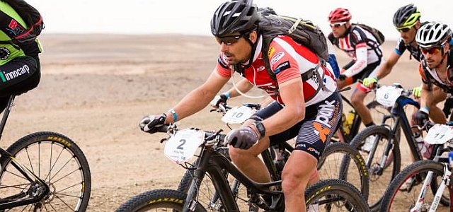 Po druhém místě v loňském ročníku Titan Desert se český biker Ondřej Fojtík do Maroka vrátil a zvítězil. Osmý skončil po šesti etapách další Čech Martin Horák.