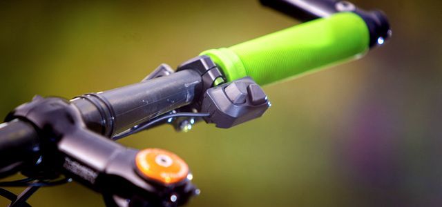 Podvejte se v detailech na vjimen materil bikerky z tmu Kona Cycling Point ...