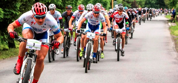 Premiérový ročník závodu Bike Čeladná na 58 kilometrů vyhráli Lucie Gruchalová a Pavel Boudný...