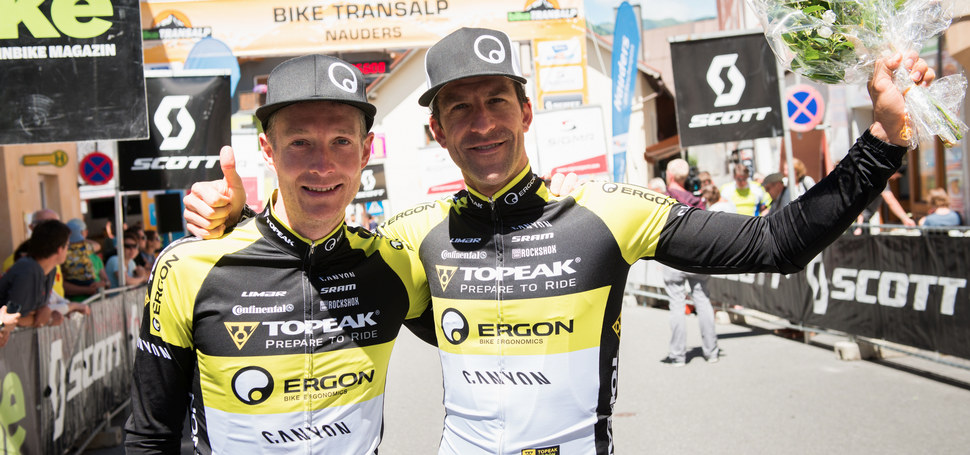 19. ročník prestižního etapového závodu Bike Transalp je téměř ve své polovině, po třech etapách je stále v čele Kristián Hynek s Albanem Lakatou... 