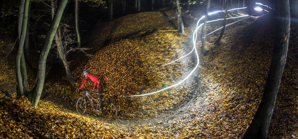 Žloutnoucí listí, nízké sluníčko, brzká tma. To vše jsou indície, že se blíží říjen a s ním i noční dobrodružství Trek Bike Night Series 2016...