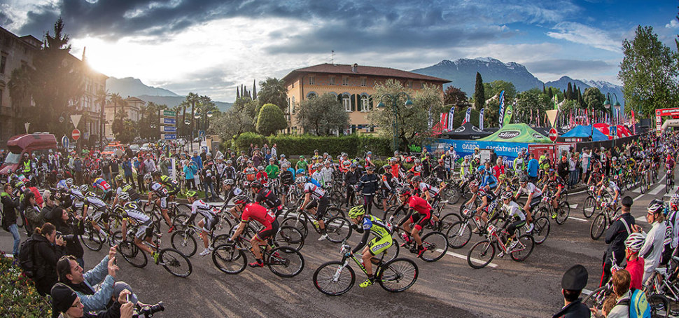 Riva del Garda, letovisko na severním břehu známého italského jezera, hostí nejenom cyklistický festival, ale také pozoruhodný maraton, už zítra...
