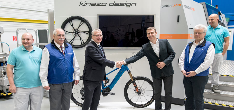 Volkswagen spolu s firmou Kinazo Design pedstavily v celosvtov premie uniktn konstrukci hlinkovho biku vyrobenho kompletn na 3D tiskrn...