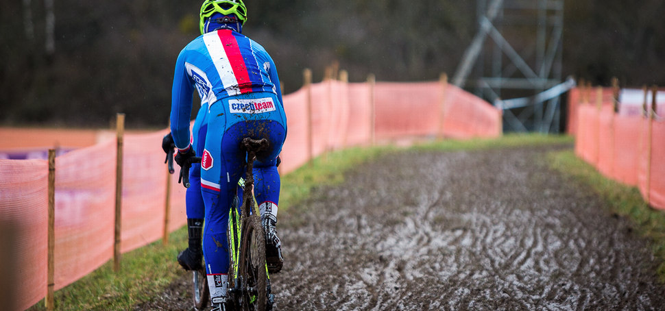 Světový pohár cyklokrosařů zítra rozjede ve francouzském Nommay svůj předposlední díl. Jak vypadal trénink a trať? Mrkněte na fotky... 