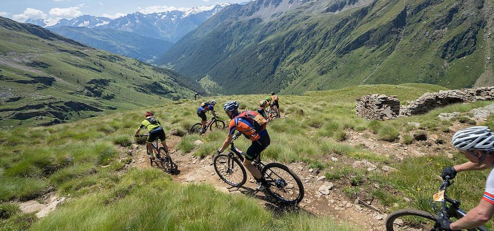 Přes hlavní hřeben Alp se vydaly minulý týden již pojednadvacáté stovky účastníků z řad hobby jezdců i profesionálních bikerů. Mezi nimi byli i Češi....