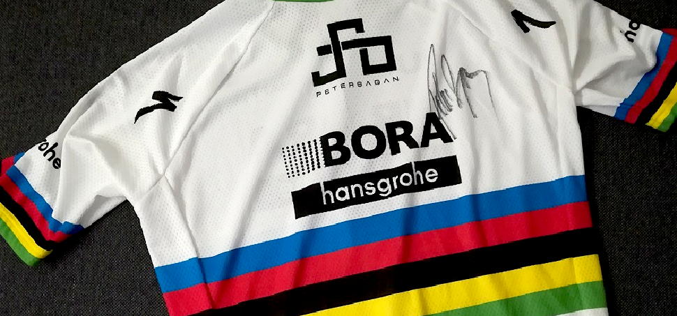 Právě v těchto chvílích startuje charitativní dražba podepsaných dresů čtyř hvězdných cyklistů na podporu 11leté Alex a jejích snů...
