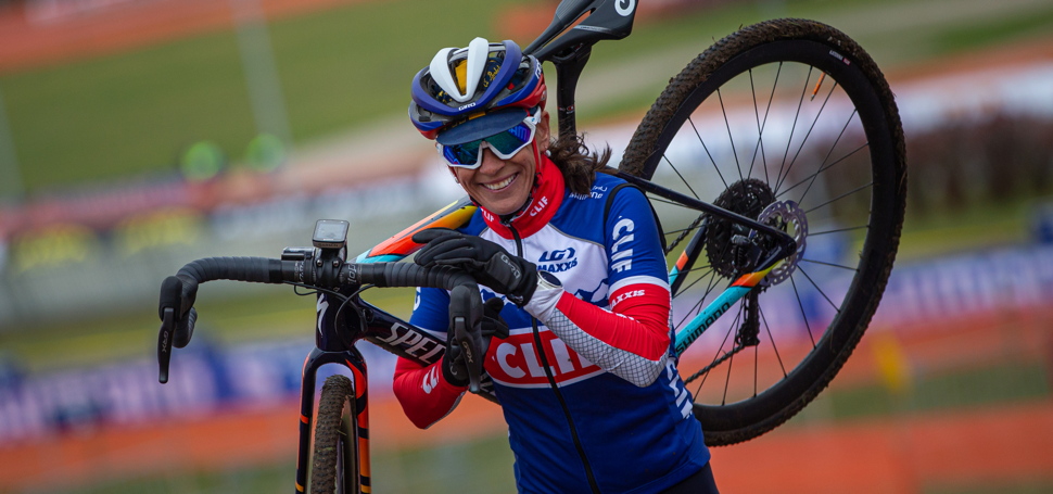 Francouzské Nommay v neděli hostí předposlední díl Světového poháru cyklokrosařů. Kateřina Nash ztrácí jediný bod na celkové vedení!
