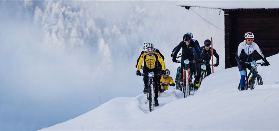 Zima nabízí prostor pro netradiční cyklistické disciplíny. Zatímco Benelux lítá po písku na plážích, alpské země se boří do sněhu. Švýcarský Gstaad hostil etapový závod snowbiků...