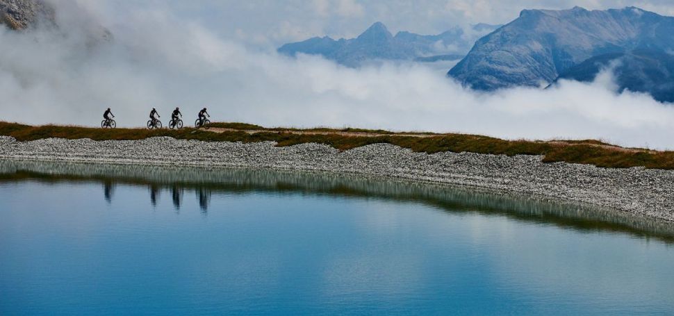 Účastníci osmého ročníku pětidenního etapového závodu v srdci švýcarských Alp už znají svou trasu, celkem je čeká 347 km a 11 800 m stoupání... 